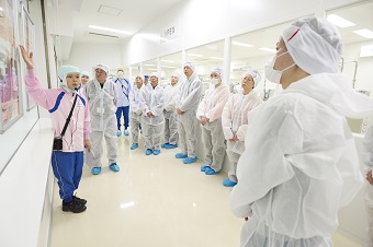 担当者より充填工程をご紹介。皆さま熱心に説明を聞かれていらっしゃいます。