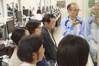 肌分析センターのご見学。分析システムや肌分析シートに興味津々のご様子です。