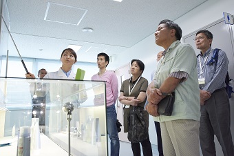 研究所内では、研究員が研究成果をご紹介。