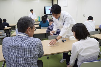 当社グループの強みのひとつ、美白の研究を実験でご体感いただきました。